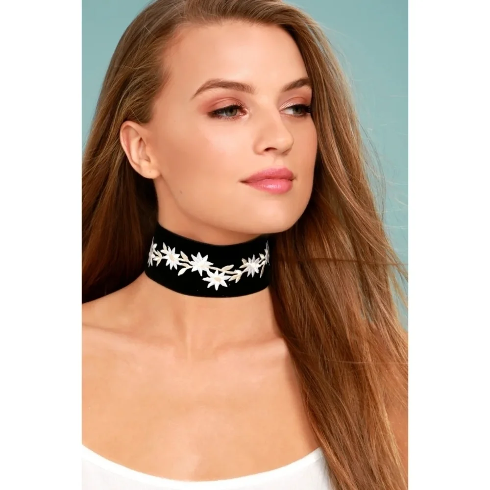 VANESSA MOONEY // lizy black velvet daisy floral embroidered choker